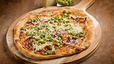 Pizza con fave, pancetta e pecorino: una versione rustica