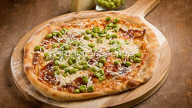 Pizza con fave, pancetta e pecorino