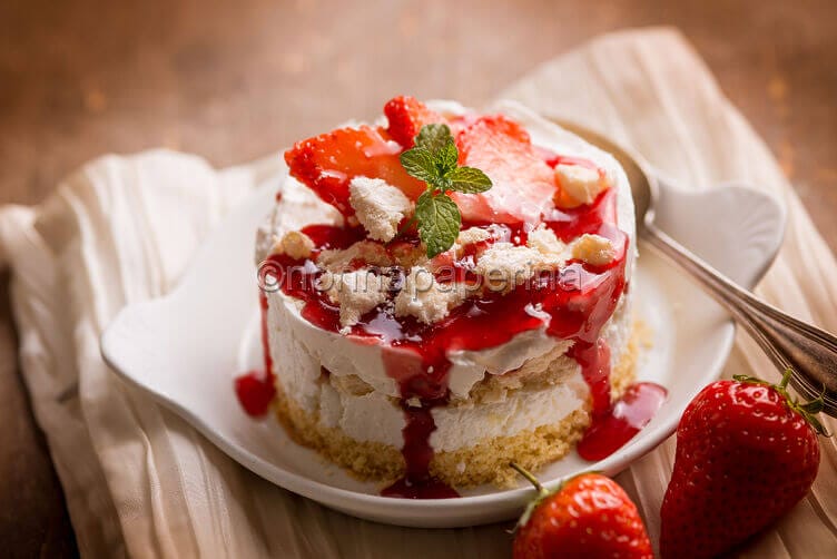 Semifreddo con meringhe e fragole