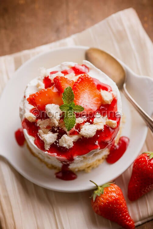 Semifreddo con meringhe e fragole Semifreddo con meringhe e fragole