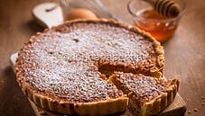 Torta con pinoli e miele, una torta ricca di gusto e genuina