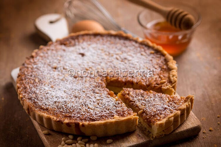 Torta con pinoli e miele