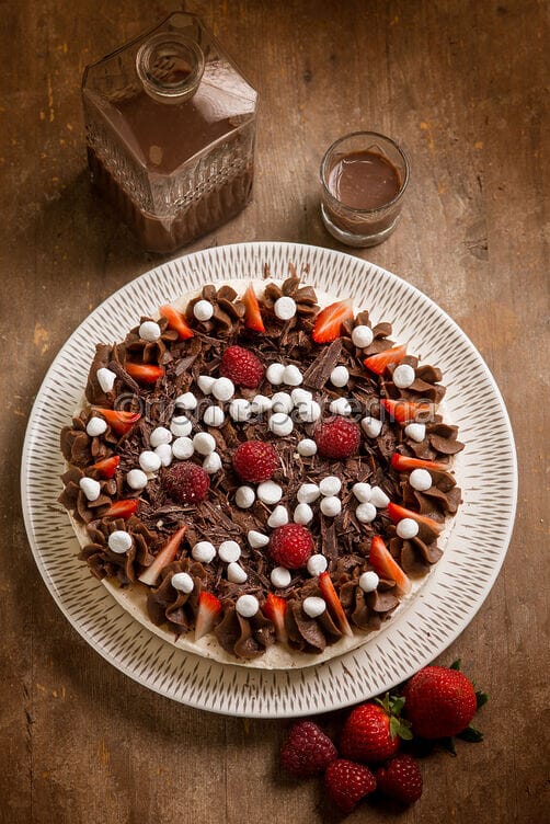 Torta pavlova al cioccolato e fragole Torta pavlova al cioccolato e fragole