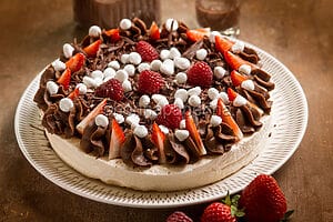 Torta pavlova al cioccolato e fragole, un dolce sontuoso per la festa del Papà