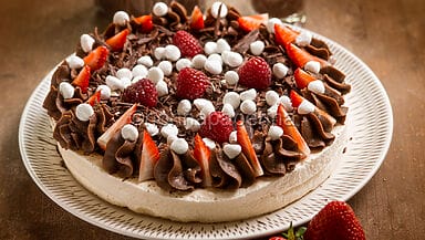 Torta pavlova al cioccolato e fragole