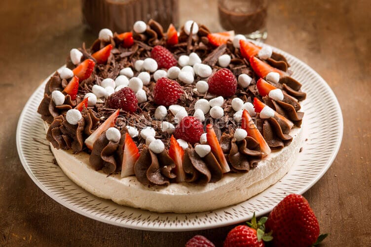 Torta pavlova al cioccolato e fragole