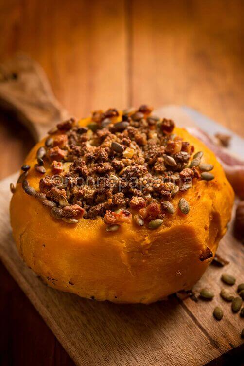 Zucca al forno con farcia alle castagne Zucca al forno con farcia alle castagne