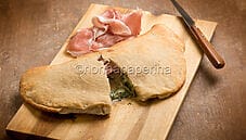 Calzone emiliano: un impasto morbido e un ripieno squisito