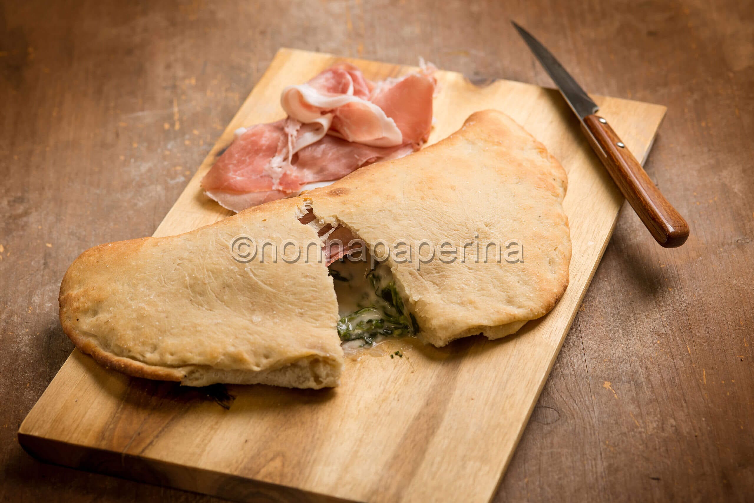 Calzone emiliano, la rosticceria popolare al suo meglio