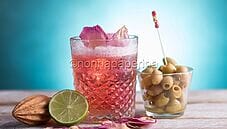 Cocktail rosa, un cocktail alcolico colorato e gustoso Cocktail rosa, un cocktail alcolico colorato e gustoso