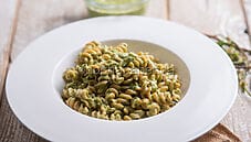 Pasta al pesto di bruscandoli, un primo dall’aroma unico