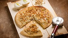 Pizza con bottarga e pinoli, una pizza sfiziosa e aromatica Pizza con bottarga e pinoli, una pizza sfiziosa e aromatica