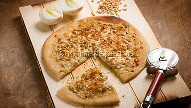 Pizza con bottarga e pinoli