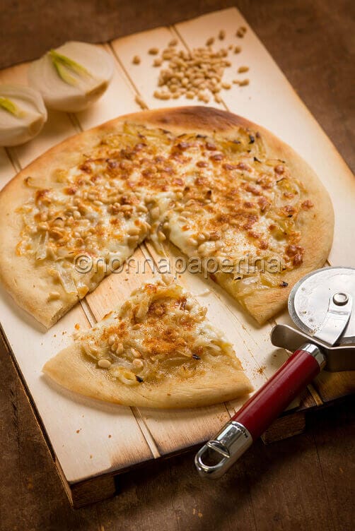 Pizza con bottarga e pinoli