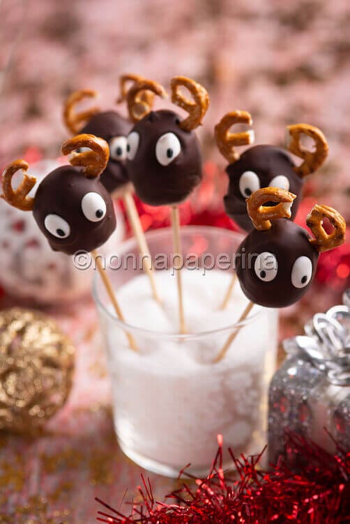 Renne golose alle nocciole Renne golose alle nocciole