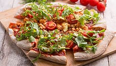 Pizza al pollo con avocado e rucola, una pizza aromatica