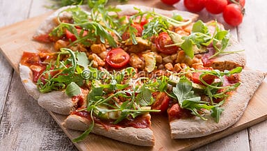 Pizza al pollo con avocado e rucola