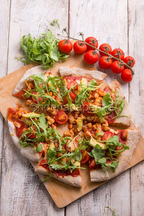 Pizza al pollo con avocado e rucola