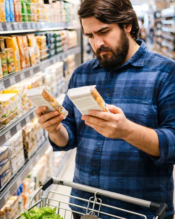 Uomo che sceglie prodotti al supermercato Uomo che sceglie prodotti al supermercato