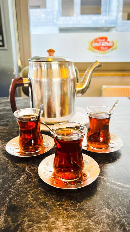 Una teiera turca classica, celebrativa e ornata, due bicchieri e