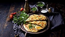 Aloo paratha, la focaccia alle patate della cucina indiana Aloo paratha, la focaccia alle patate della cucina indiana