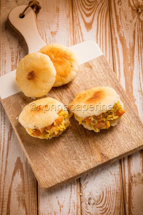 Arepas con perico venezuelano