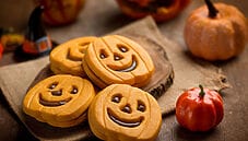 Biscotti di zucca con crema al gianduia per Halloween Biscotti di zucca con crema al gianduia per Halloween
