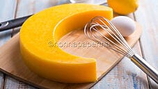 Budino al limone e zafferano, un dolce elegante e gustoso Budino al limone e zafferano, un dolce elegante e gustoso