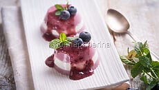 Budino con panna e mirtilli