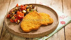 Cotolette di pollo con verdure saltate, un perfetto secondo Cotolette di pollo con verdure saltate, un perfetto secondo