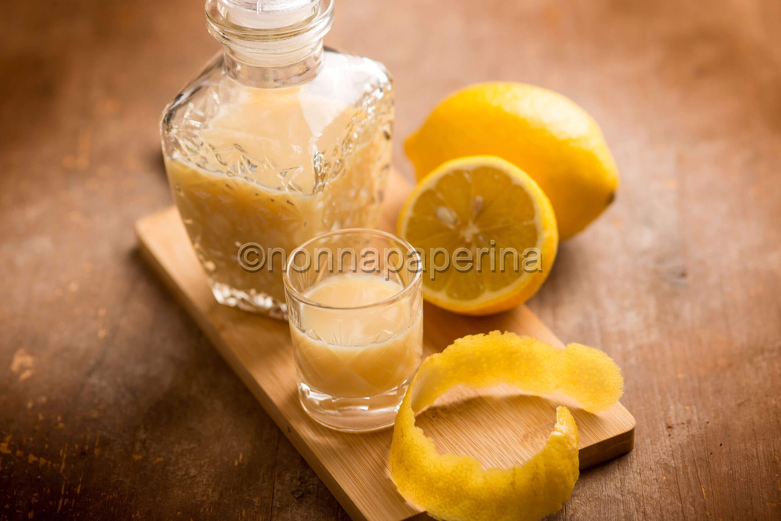 Crema di limoncello, un liquore denso e cremoso da gustare Crema di limoncello, un liquore denso e cremoso da gustare