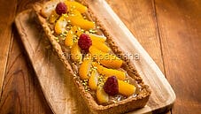 Crostata con pere caramellate e cioccolato, un dolce unico Crostata con pere caramellate e cioccolato, un dolce unico