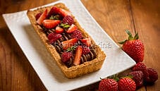 Crostata di fragole e cioccolato per una merenda gustosa