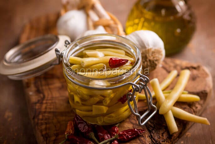 Green beans in oil, a simple but very useful preserve