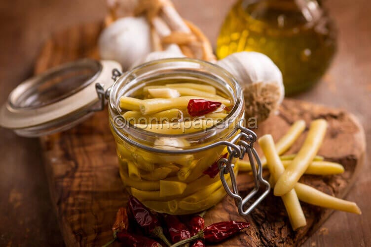 Green beans in oil, a simple but very useful preserve Fagiolini sott’olio