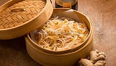 Germogli di fagiolo mungo a vapore, un contorno leggero Germogli di fagiolo mungo a vapore, un contorno leggero