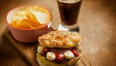 Hamburger di patate con porri e zucchine, un burger vegetale