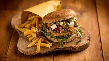 Hamburger di quinoa con broccoli e zucchine