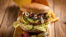 Hamburger di quinoa e melanzane, una delizia 100% vegetale Hamburger di quinoa e melanzane, una delizia 100% vegetale