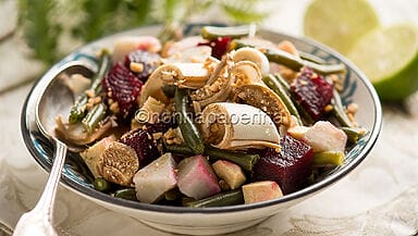 Insalata di fiori di banano con fagiolini