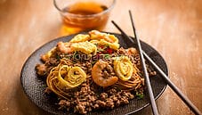 Insalata di noodles croccanti, un’idea per un pasto completo Insalata di noodles croccanti, un’idea per un pasto completo