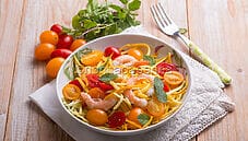 Insalata di zucchine e gamberi, un contorno che fa da primo Insalata di zucchine e gamberi, un contorno che fa da primo