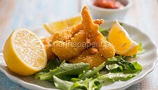 Mazzancolle ai cornflakes, croccanti fuori e morbidi dentro Mazzancolle ai cornflakes, croccanti fuori e morbidi dentro