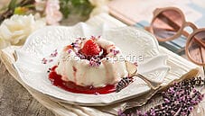 Panna cotta con coulis di fragole, un dessert per eventi Panna cotta con coulis di fragole, un dessert per eventi