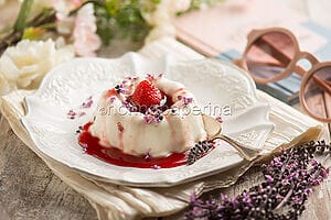 Panna cotta con coulis di fragole, un dessert per eventi