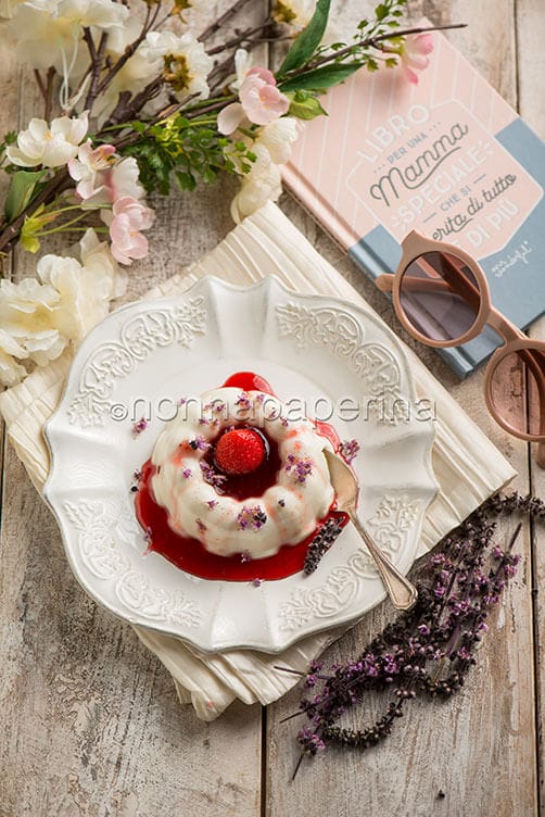 Panna cotta con coulis di fragole