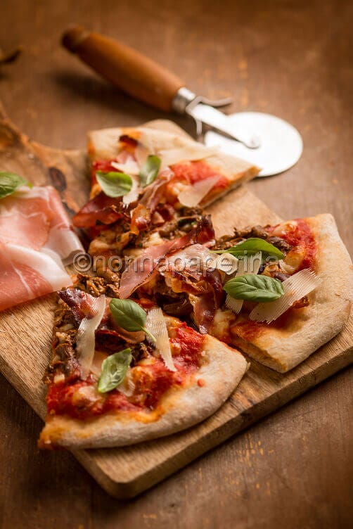 Pizza con funghi trifolati e speck Pizza con funghi trifolati e speck
