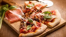 Pizza con funghi trifolati e speck, un abbinamento perfetto