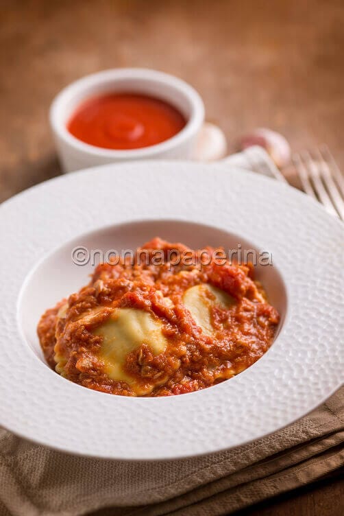 Ravioli con sugo di pesce Ravioli con sugo di pesce