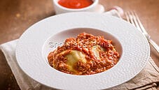 Ravioli con sugo di pesce, un primo piatto tra terra e mare